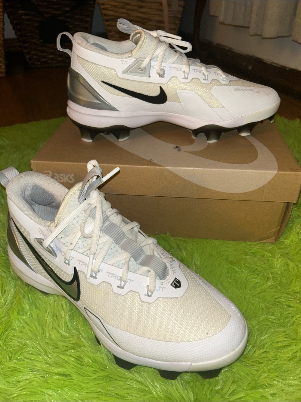 Nike Kids White and Black Baseball Cleats with Silver Accents